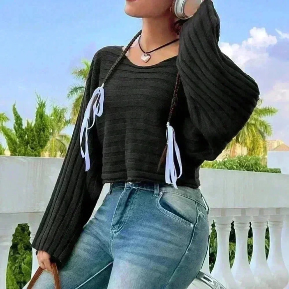 Black Casual Women's Solid Color Short Batwing Sleeve Sweater - Picture 3 of 7